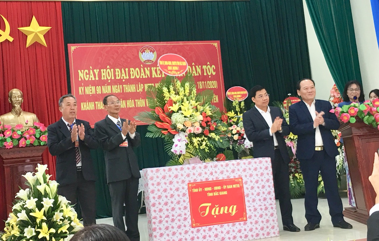 Đồng chí Dương Văn Thái, Bí thư Tỉnh ủy, Chủ tịch UBND tỉnh dự Ngày Hội Đại đoàn kết toàn dân tộc...